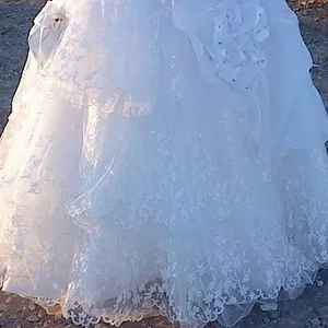Продам красивое свадебное платье белого цвета,  пышное. Размер 44. Прои